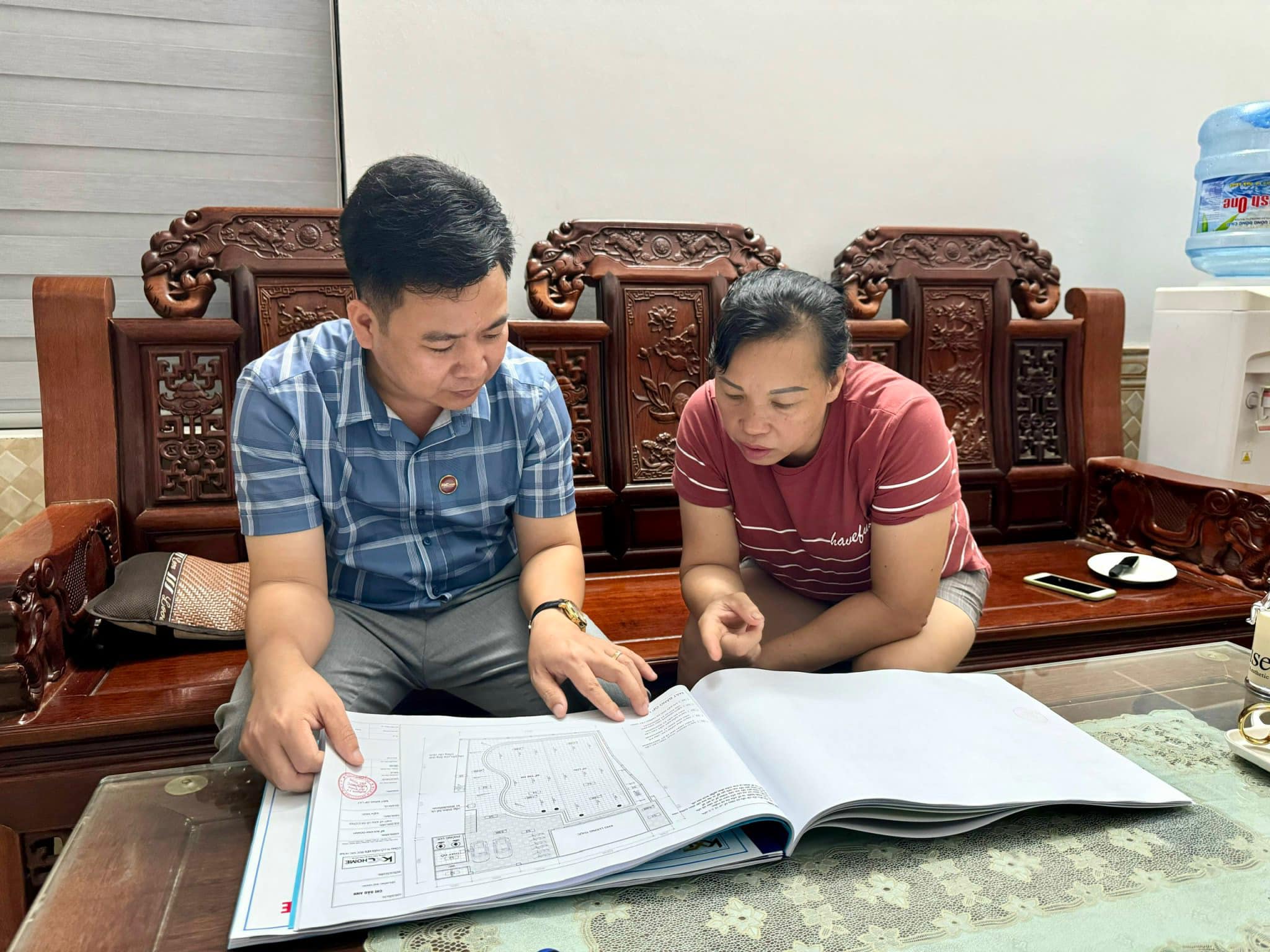 KTS KXCHOME tư vấn khách hàng về dịch vụ thi công nhà trọn gói