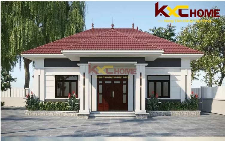 Mái ngói đỏ làm điểm nhấn, với mặt tiền thiết kế đối xứng trang nhã